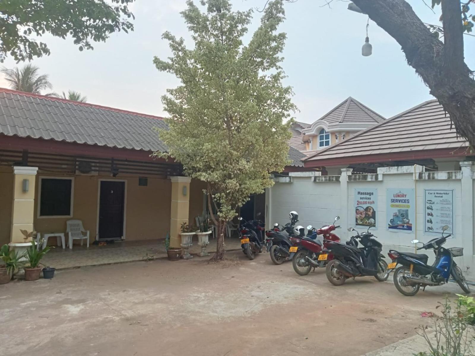 Erawan Guesthouse ปากเซ ภายนอก รูปภาพ